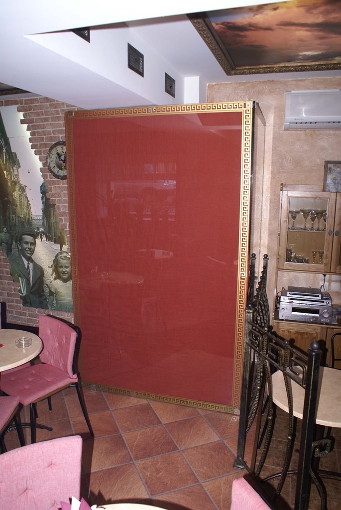  межкомнатная стекло матовое красное с декором --кафе